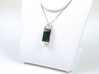 濃い緑色が美しいグリーントルマリンのペンダントネックレスです♪