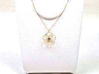 お花モチーフにアパタイトがポイントのペンダントネックレスです✦