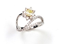 大きなイエローダイヤが目を惹くリングです☆彡