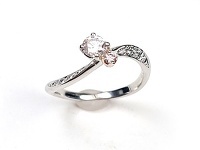 Dカラーダイヤの圧倒的な美しさと可憐なピンクダイヤが魅力たっぷりのリングです(^^♪