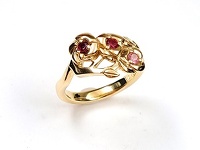 小さなバラの花束をイメージしたリングです☆